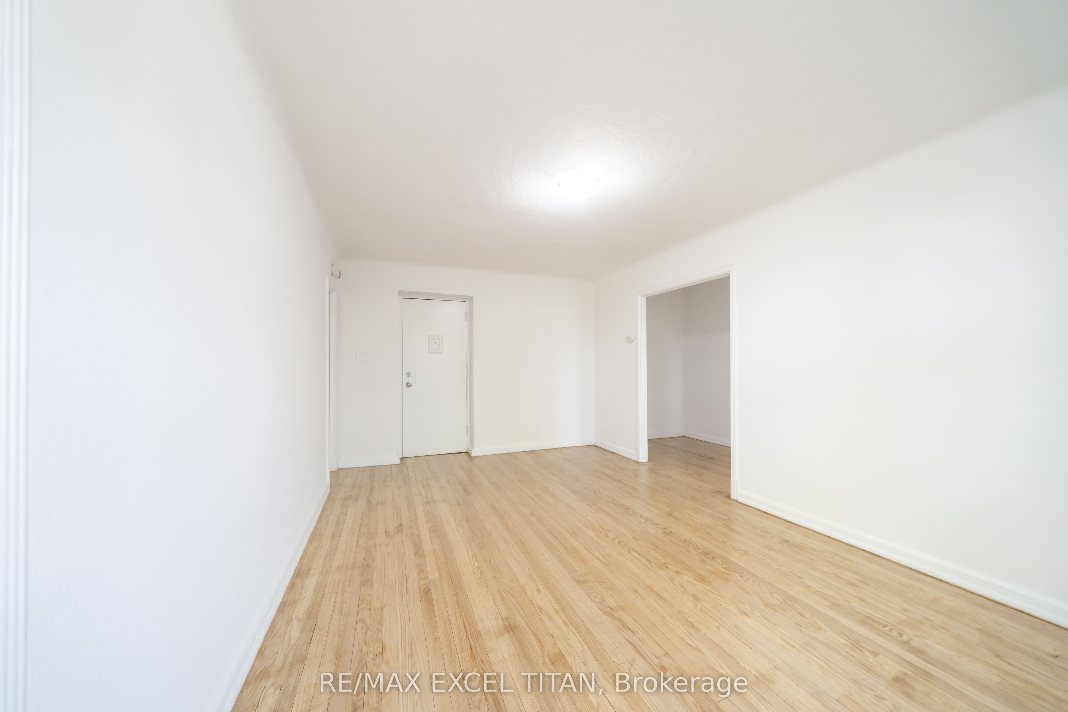 24-8 Mallory Gardens, Toronto, ON, M4V 2A6 photo 3