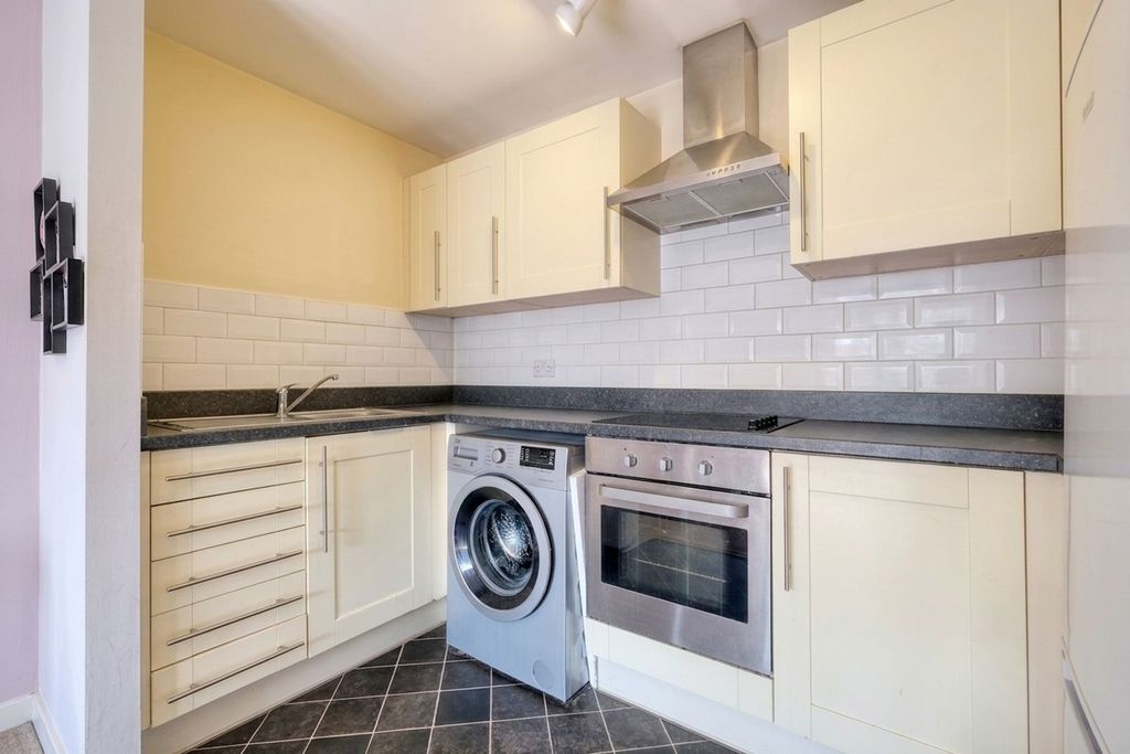 2 bed flat for saleHedgerow Close, Redditch B98 photo 3