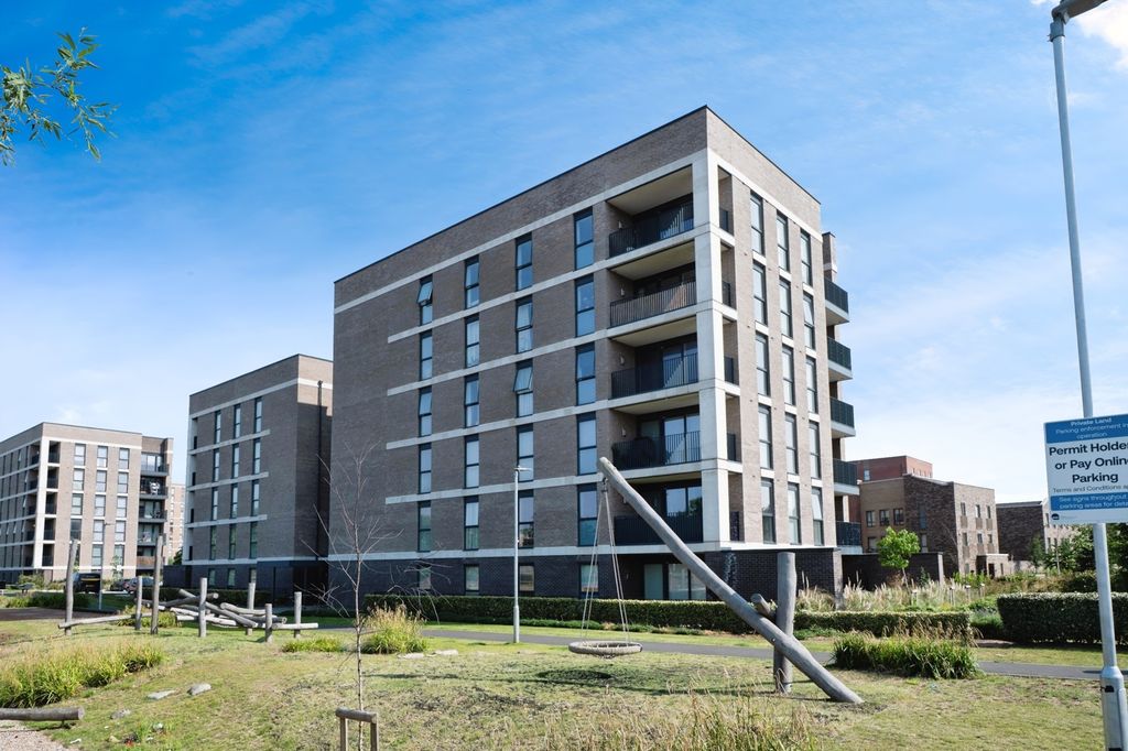 2 bed flat for saleFairmont Road, Rainham, Essex RM13