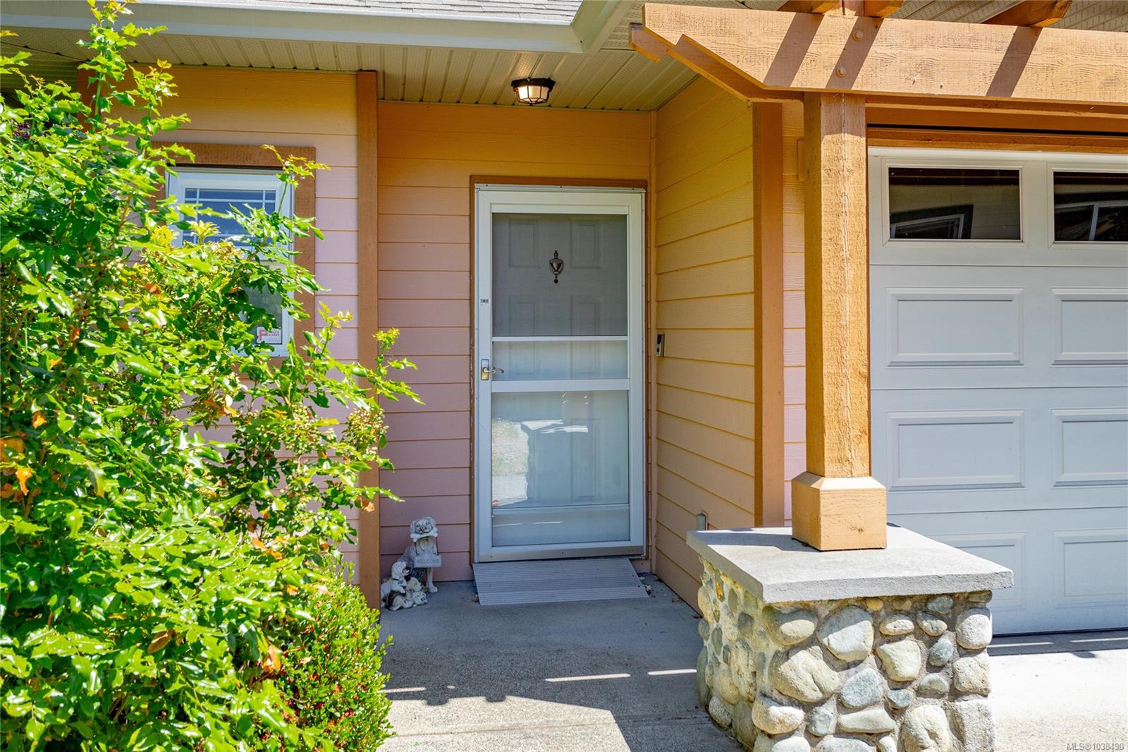 1963 Polo Park Court, Central Saanich, BC, V8M 2K1 photo 2