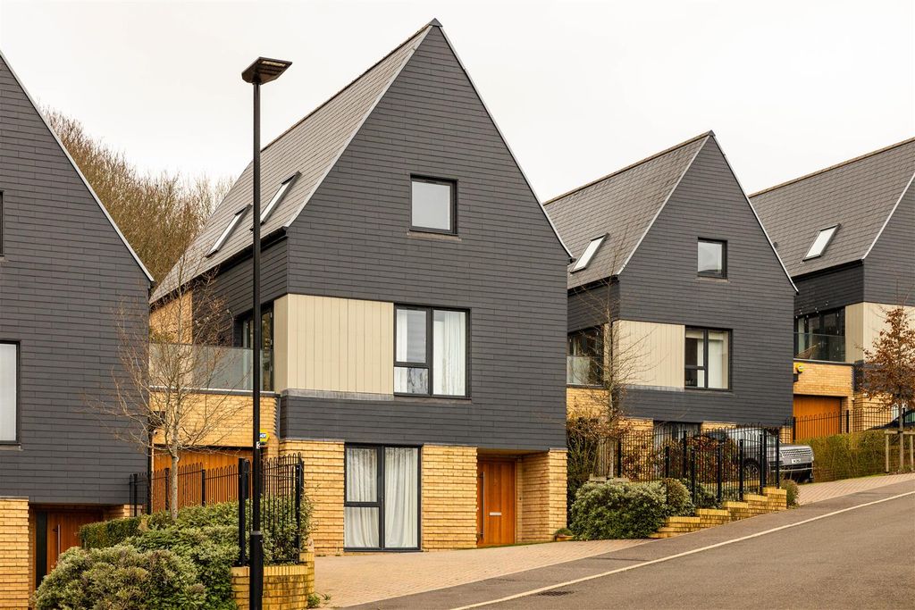 4 bed link detached house for saleHawthorn Way, Redhill RH1