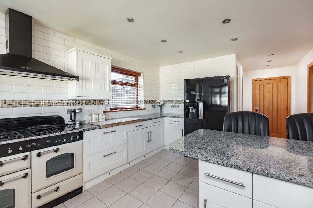 4 bed bungalow for saleCoxes Lane, Ramsgate CT12 photo 3