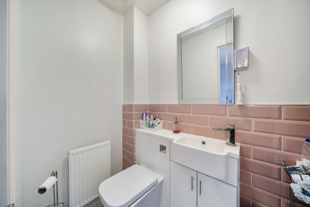 Additional image 15 of 2 bed flat for saleSalters Close, Rickmansworth, Hertfordshire WD3