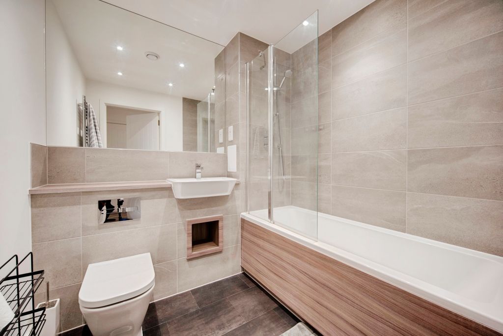 Additional image 11 of 2 bed flat for sale2 Glenway Road, Rochester ME1
