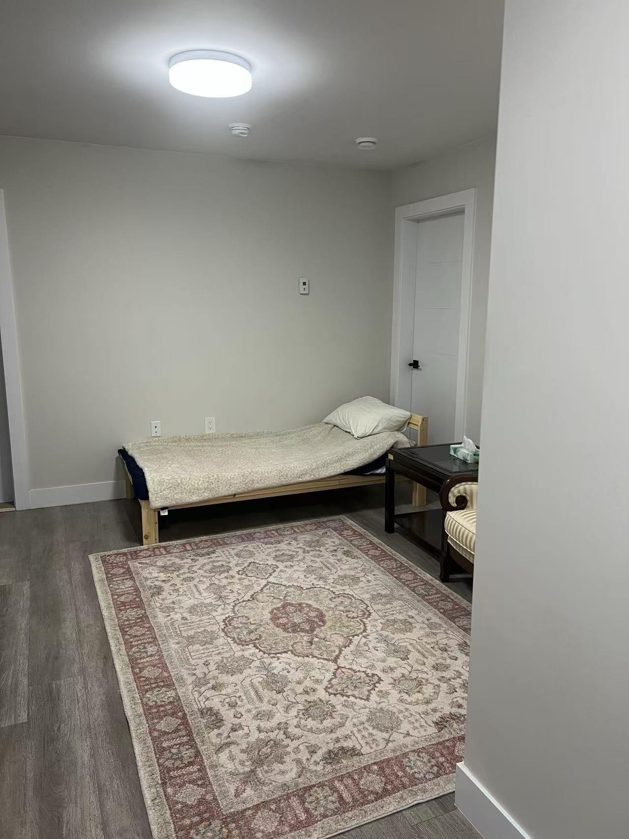 Bachelor sui-16 Ellesmere Avenue, Burnaby, BC, V5B 3T4 photo 3