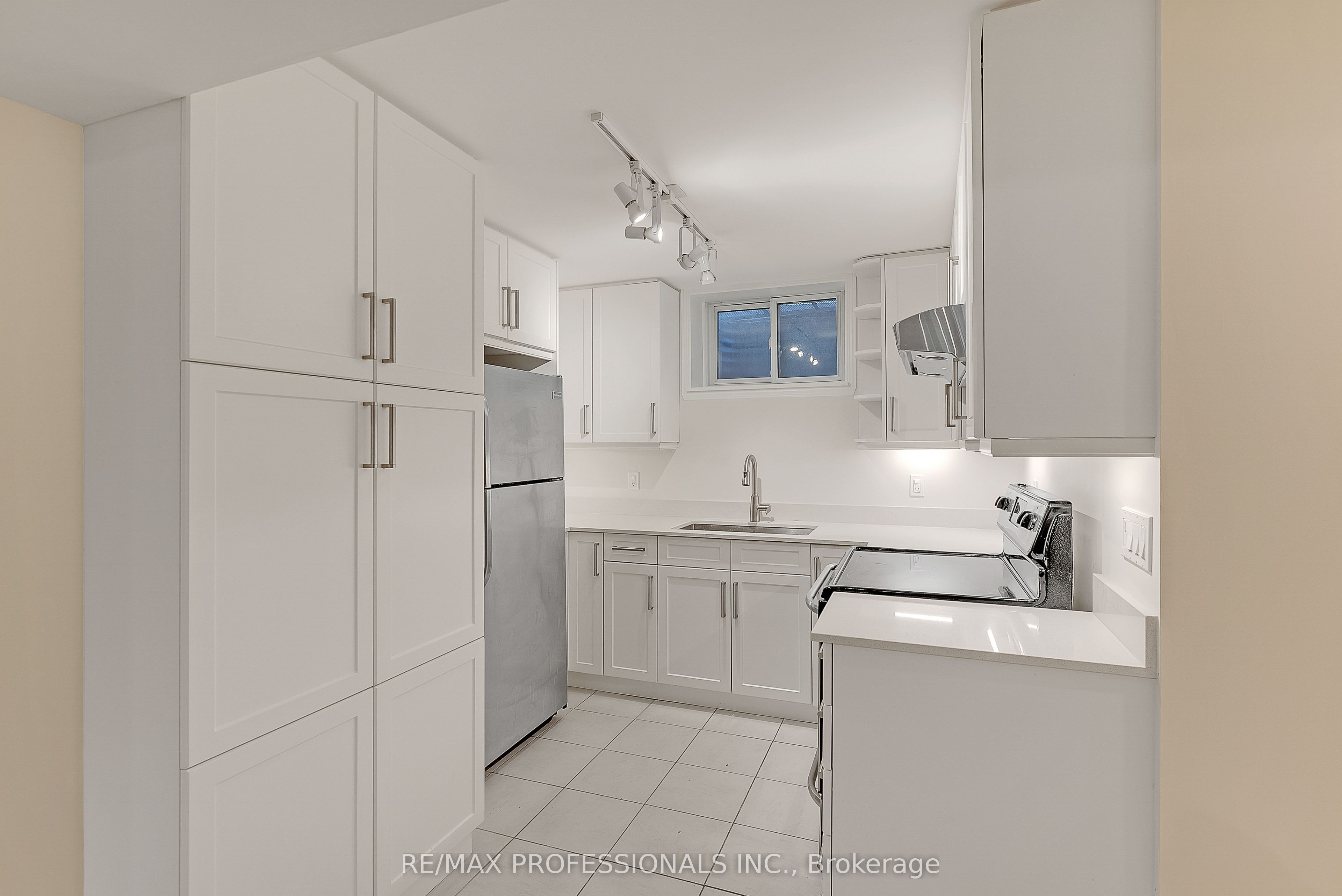 Additional image 5 of Lower-5B Old Mill Drive, Toronto, ON, M6S 4J7