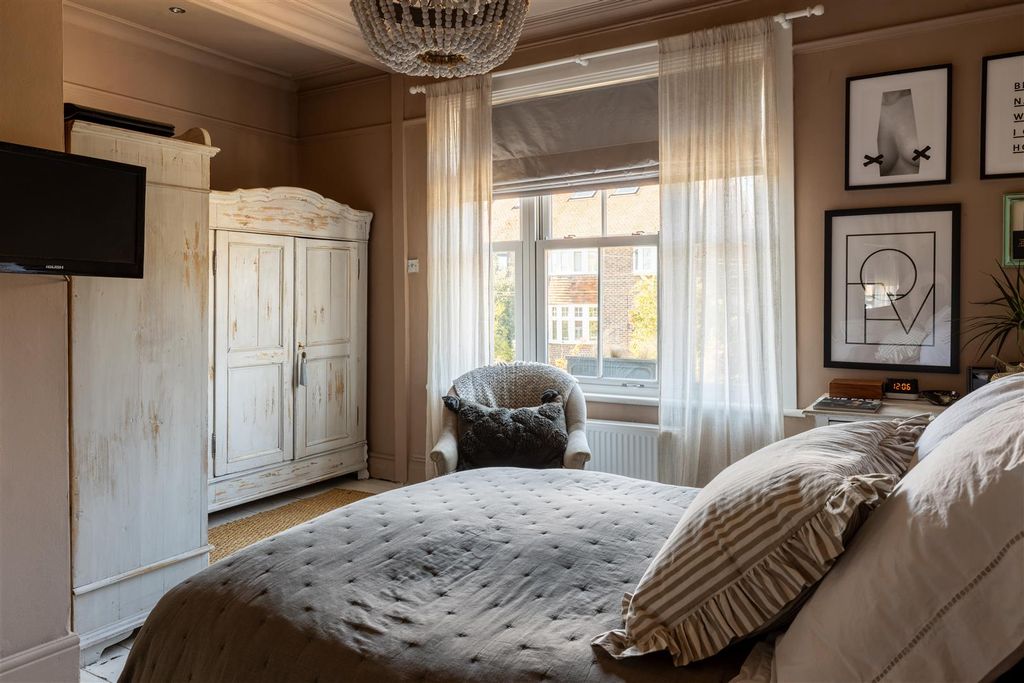 Additional image 22 of 4 bed semi-detached house for saleEarlswood Road, Redhill RH1