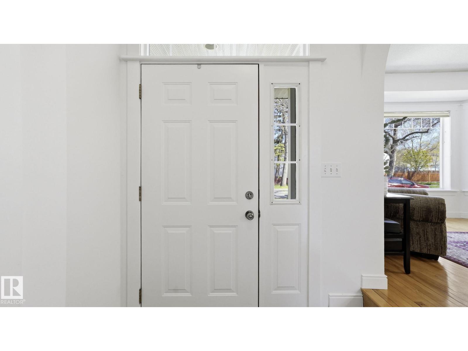 9611 77 Avenue NW, Edmonton, AB, T6C0M4 photo 4