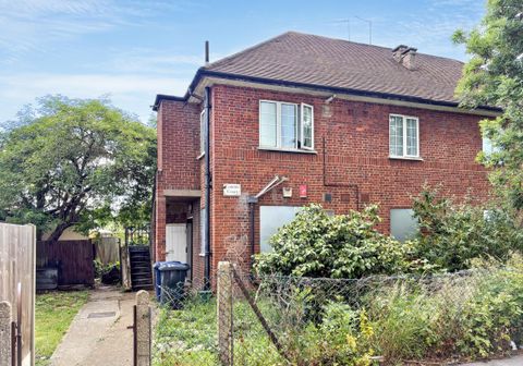 3 Costons Court, Costons Lane, Greenford, Middlesex UB6