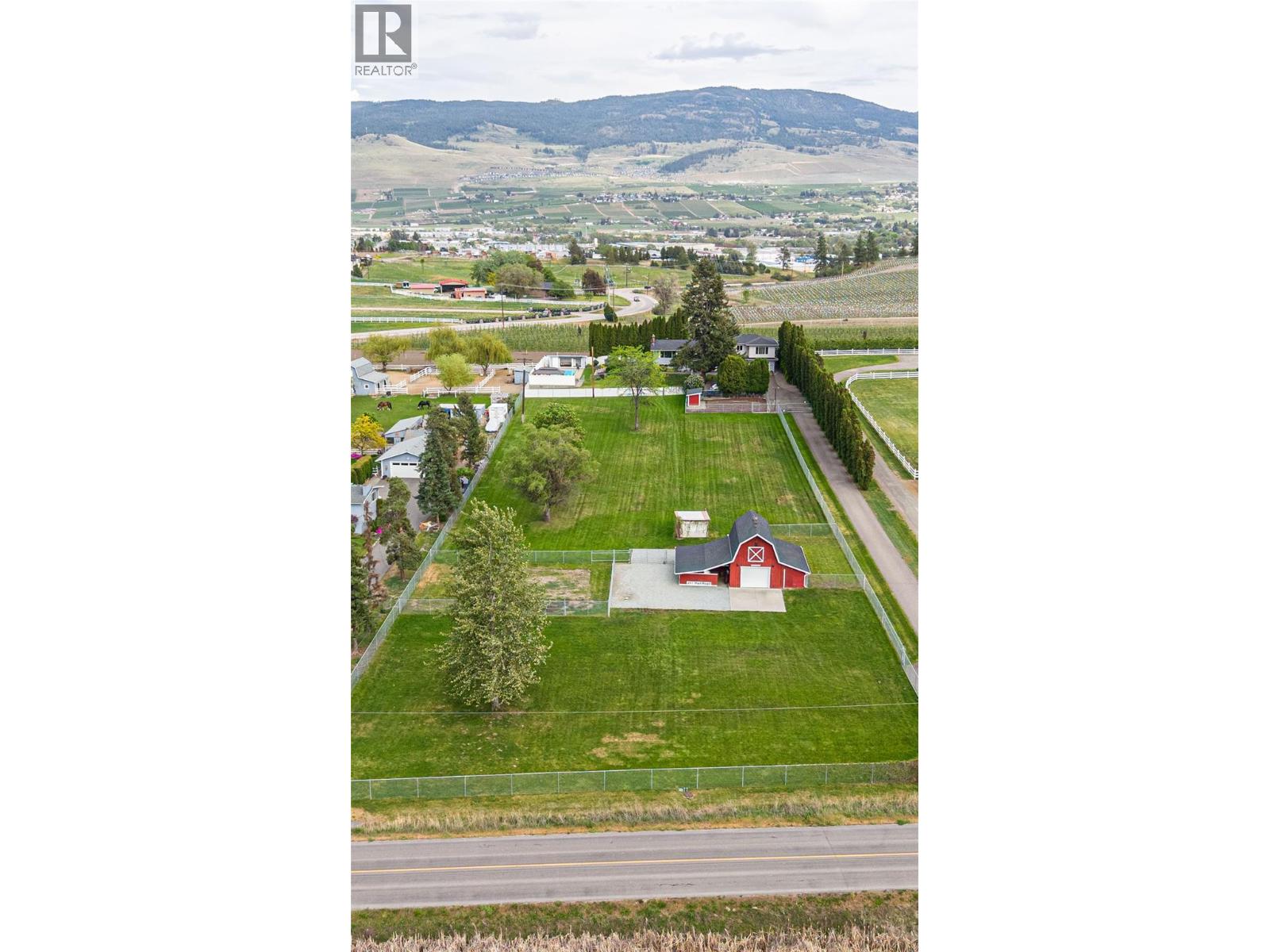 201 Mail Road, Kelowna, BC, V1V2G6 photo 2