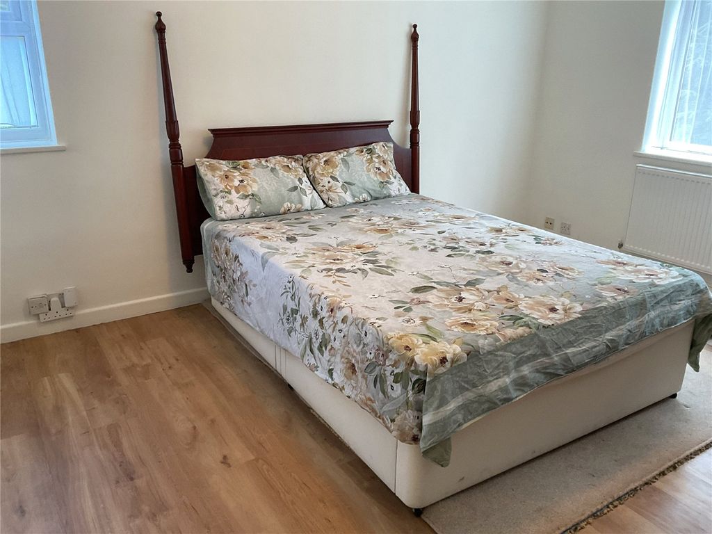 Additional image 10 of 2 bed flat for saleHigh Firs, Gills Hill, Radlett, Hertfordshire WD7