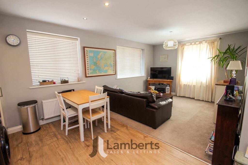 2 bed flat for saleBerrington Close, Ipsley B98 photo 3