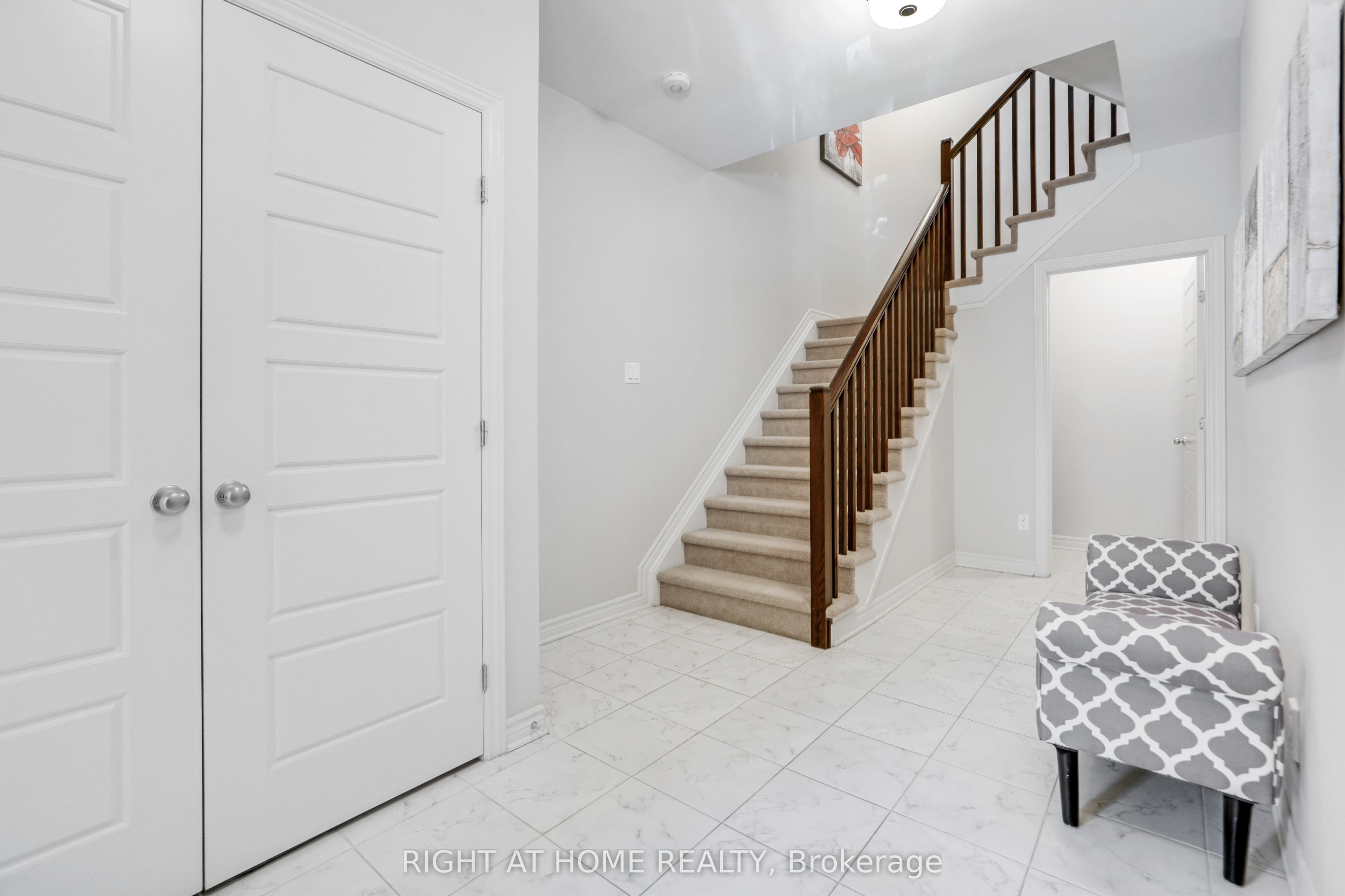 Additional image 3 of 554 Labrador Crescent, Ottawa, ON, K1T 0R4
