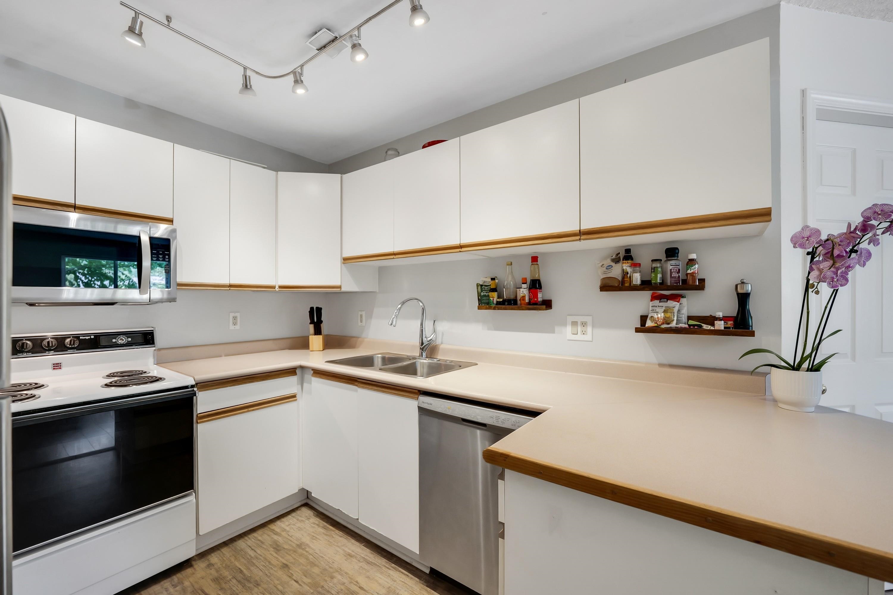 201B-40120 Willow Crescent, Squamish, BC, V8B 0L7 photo 4
