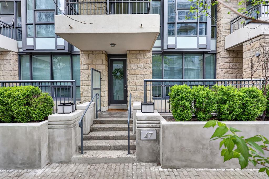 47 Waterfront Mews SW, Calgary, AB, T2P0W3