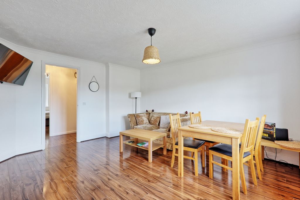 2 bed flat for salePalliser Drive, Rainham RM13 photo 5