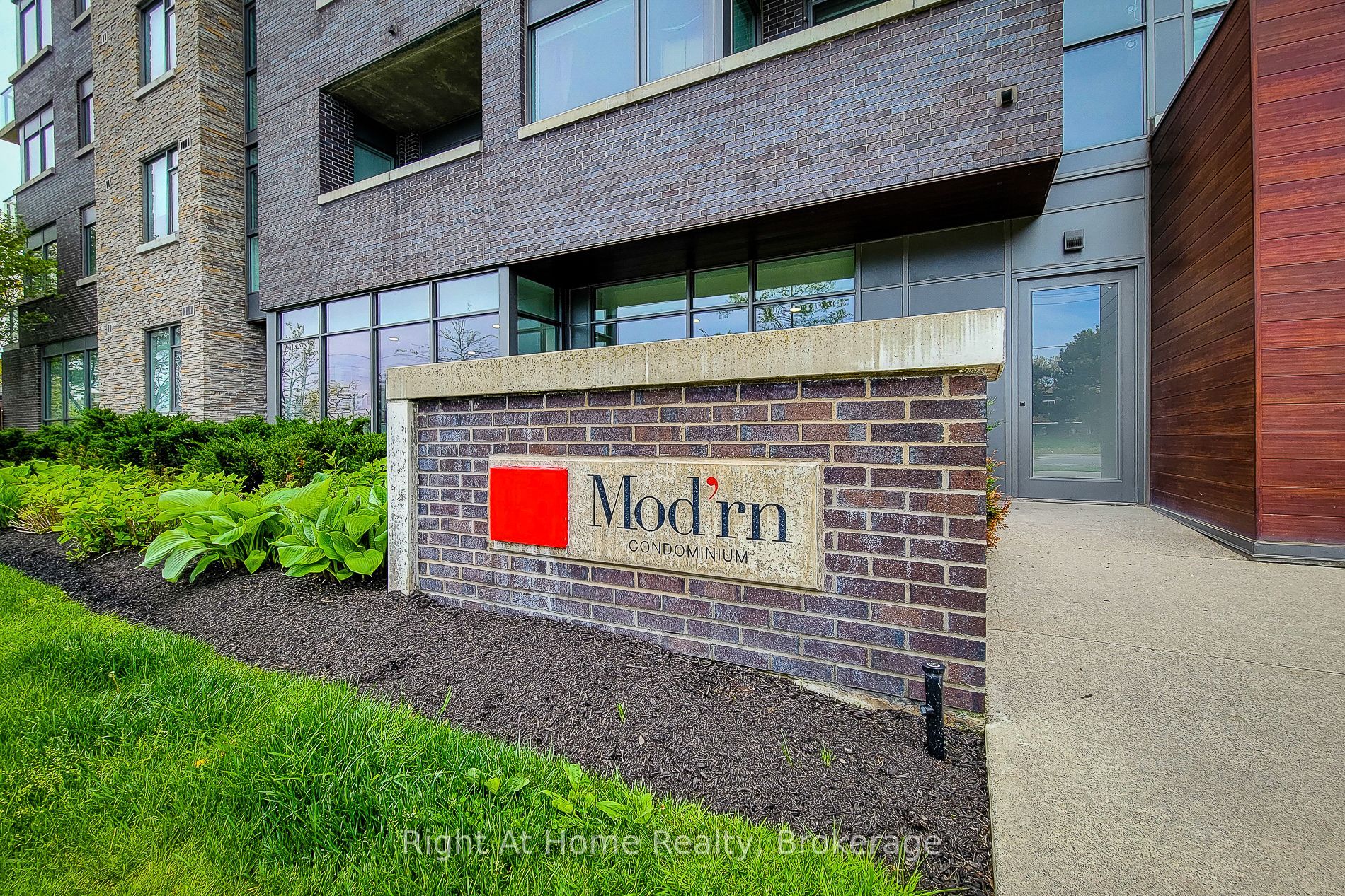 318-1284 Guelph Line, Burlington, ON, L7P 0T9