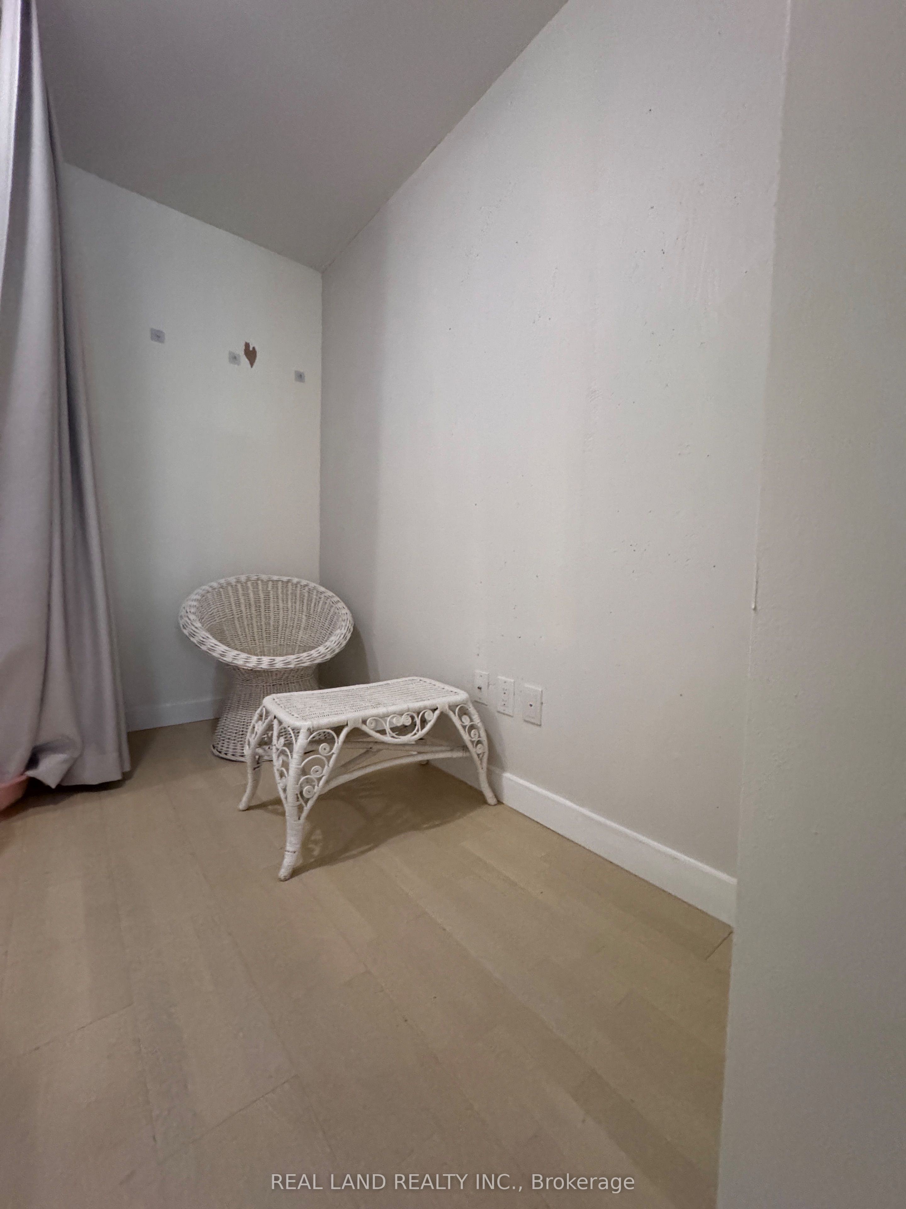 Additional image 5 of 303-246 Logan Avenue, Toronto, ON, M4M 0E9