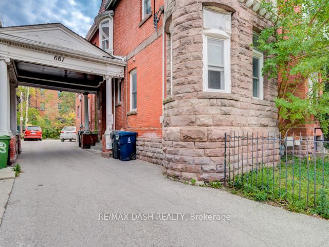105-661 Huron Street, Toronto, ON, M5R 2R8