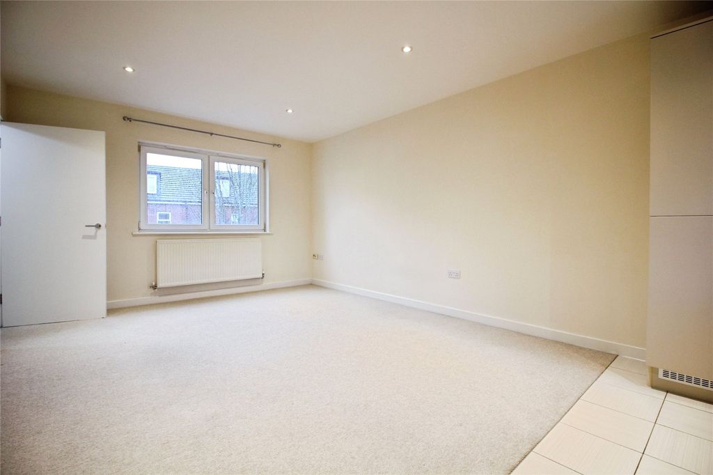 2 bed flat for saleHavergate Way, Reading RG2 photo 3