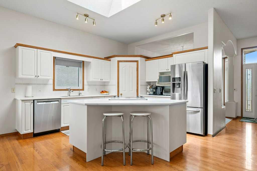 125 Woodpark Close SW, Calgary, AB, T2W 6H1 photo 4
