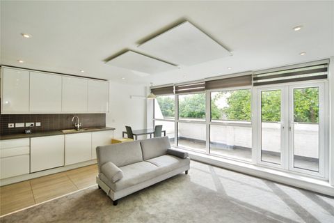 Holden Avenue, London N12