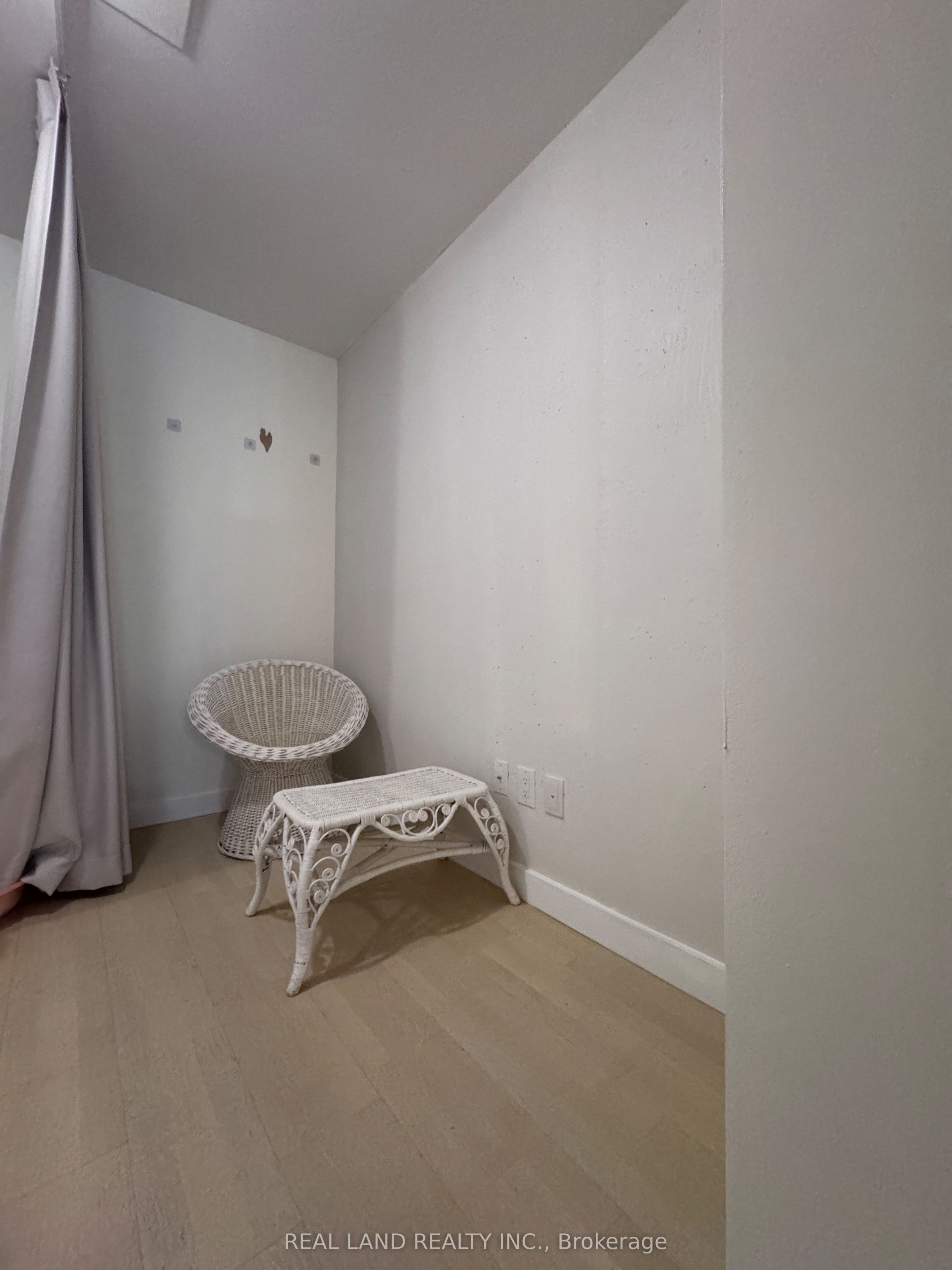Additional image 4 of 303-246 Logan Avenue, Toronto, ON, M4M 0E9