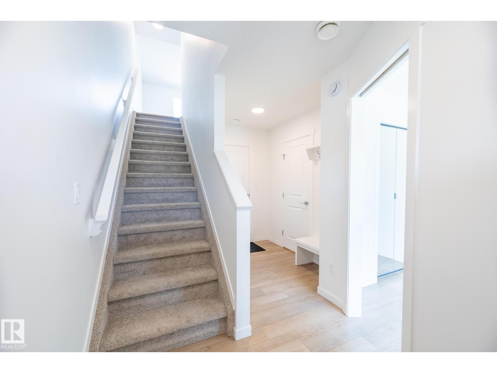 7032 Rosenthal Drive NW, Edmonton, AB, T5T7L4 photo 2