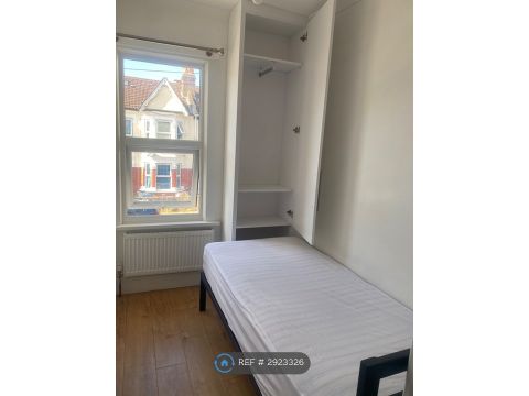 Oswald Rd, Southall UB1, Room to rent
