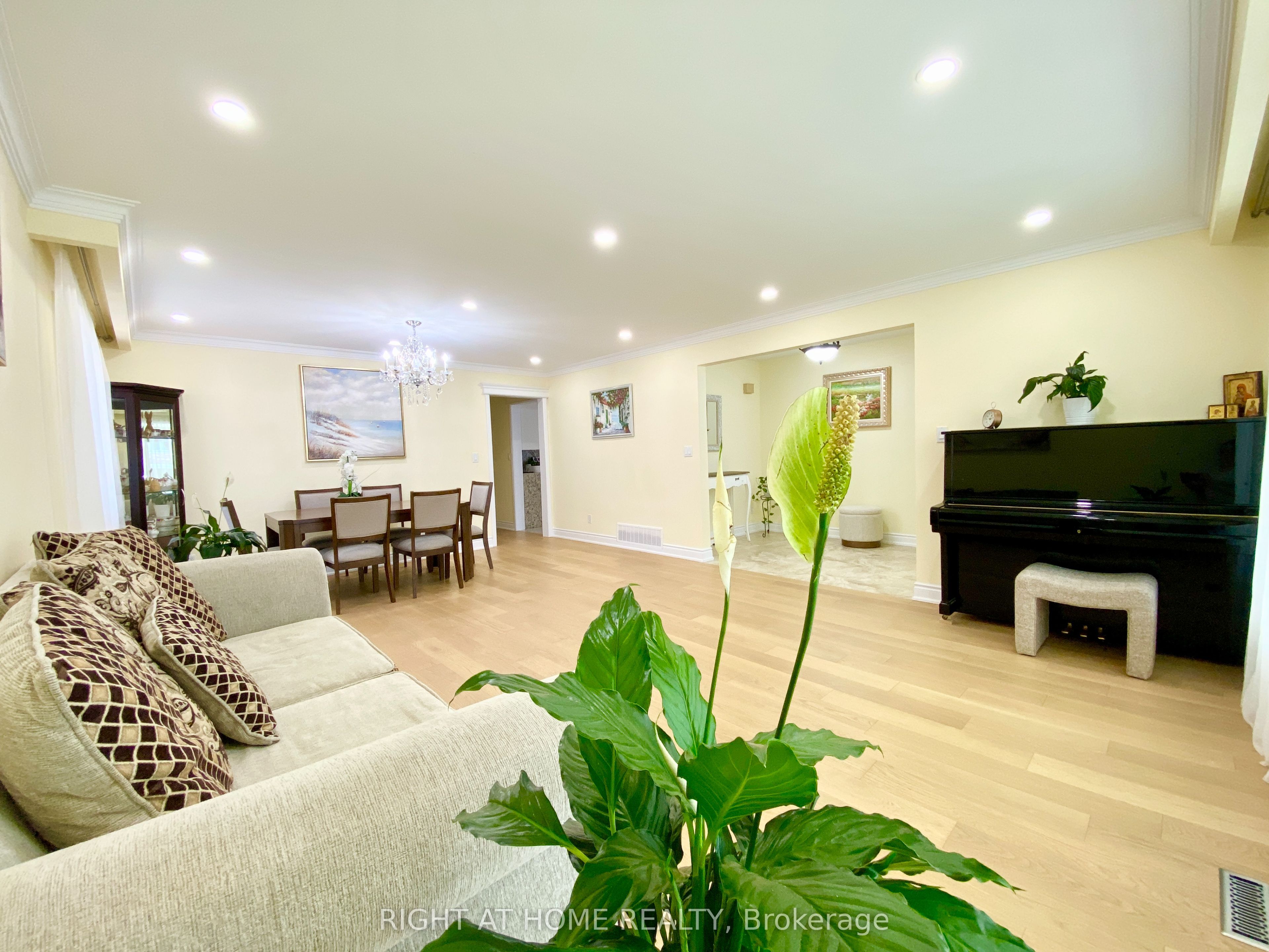 Additional image 3 of 876 Hollowtree Crescent, Mississauga, ON, L4Y 2V2