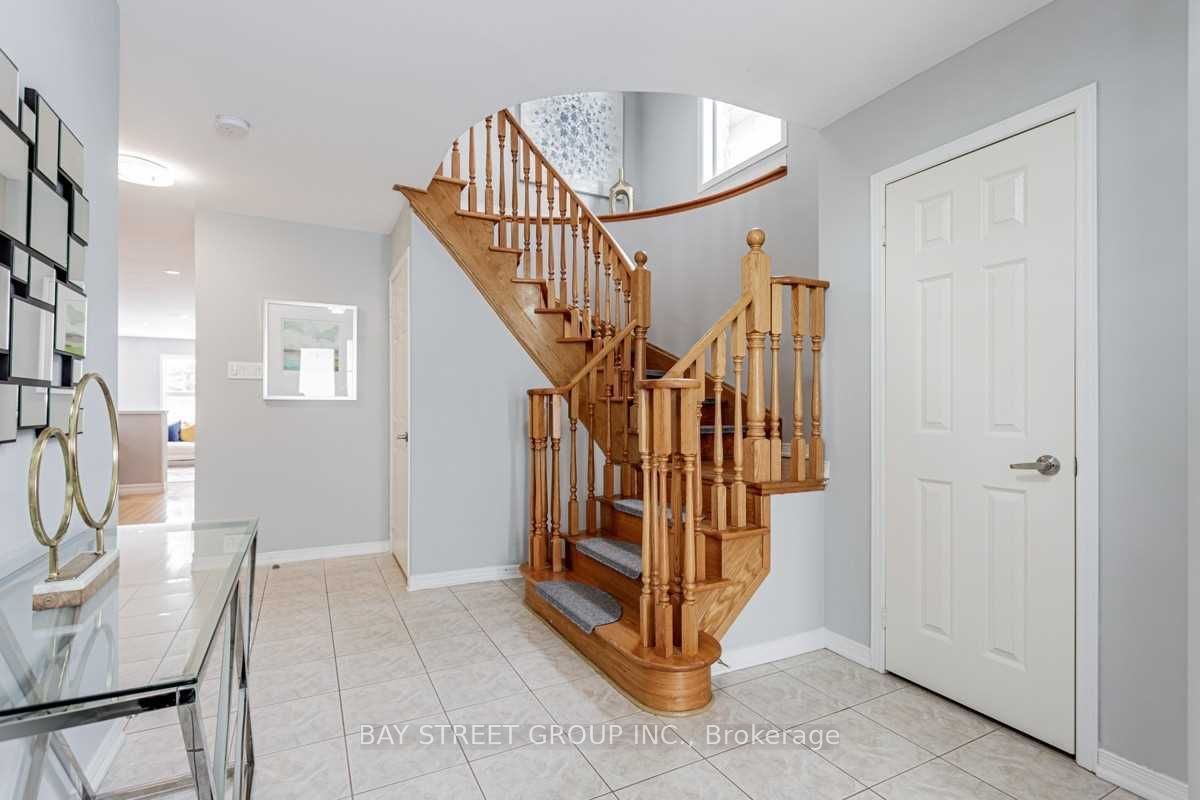 30 Delattaye Avenue, Aurora, ON, L4G 7T8 photo 2