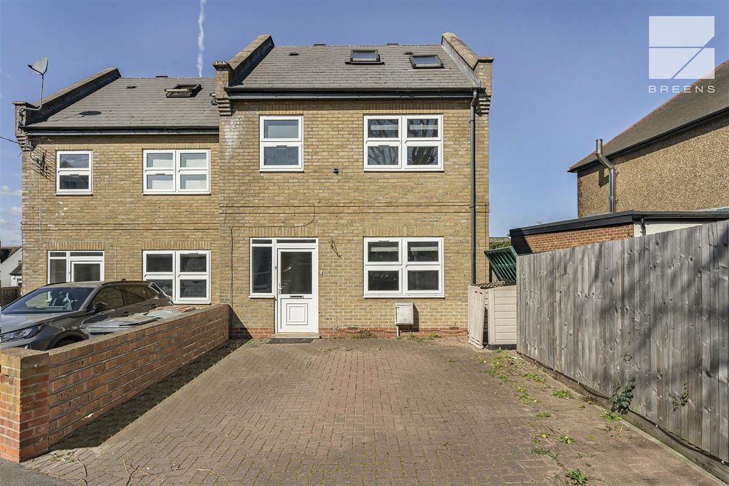 3 bed property for saleCastle Avenue, Highams Park E4