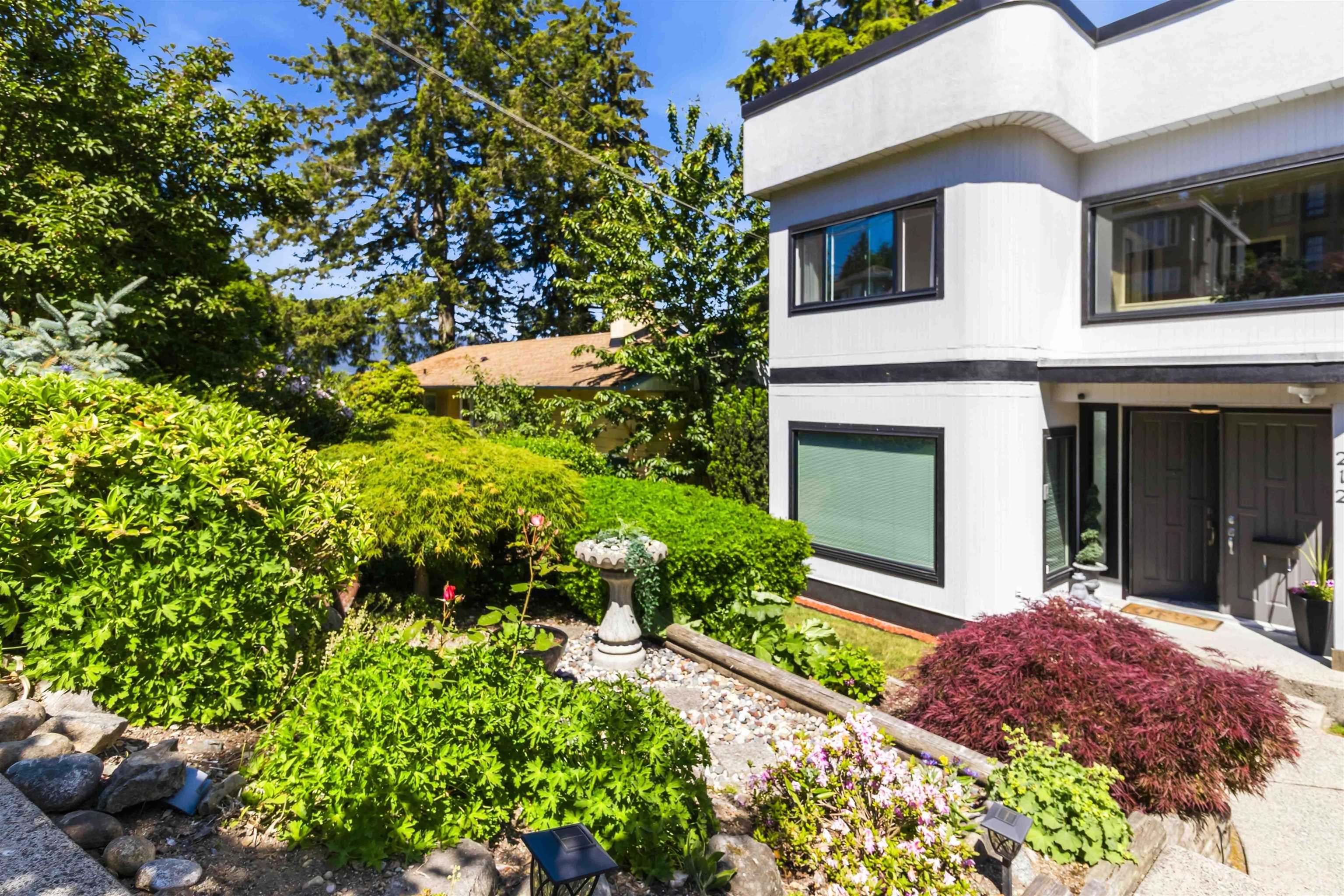 212 Sea Avenue N, Burnaby, BC, V5B 1K5 photo 2