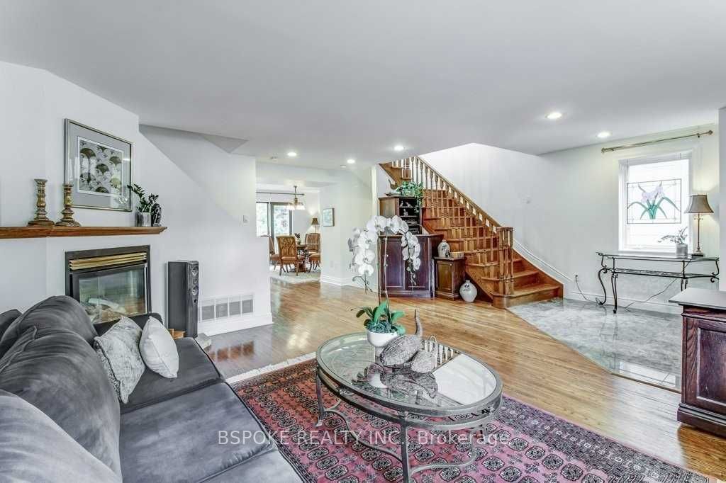 35 Bannon Avenue, Toronto, ON, M8X 1T9 photo 2