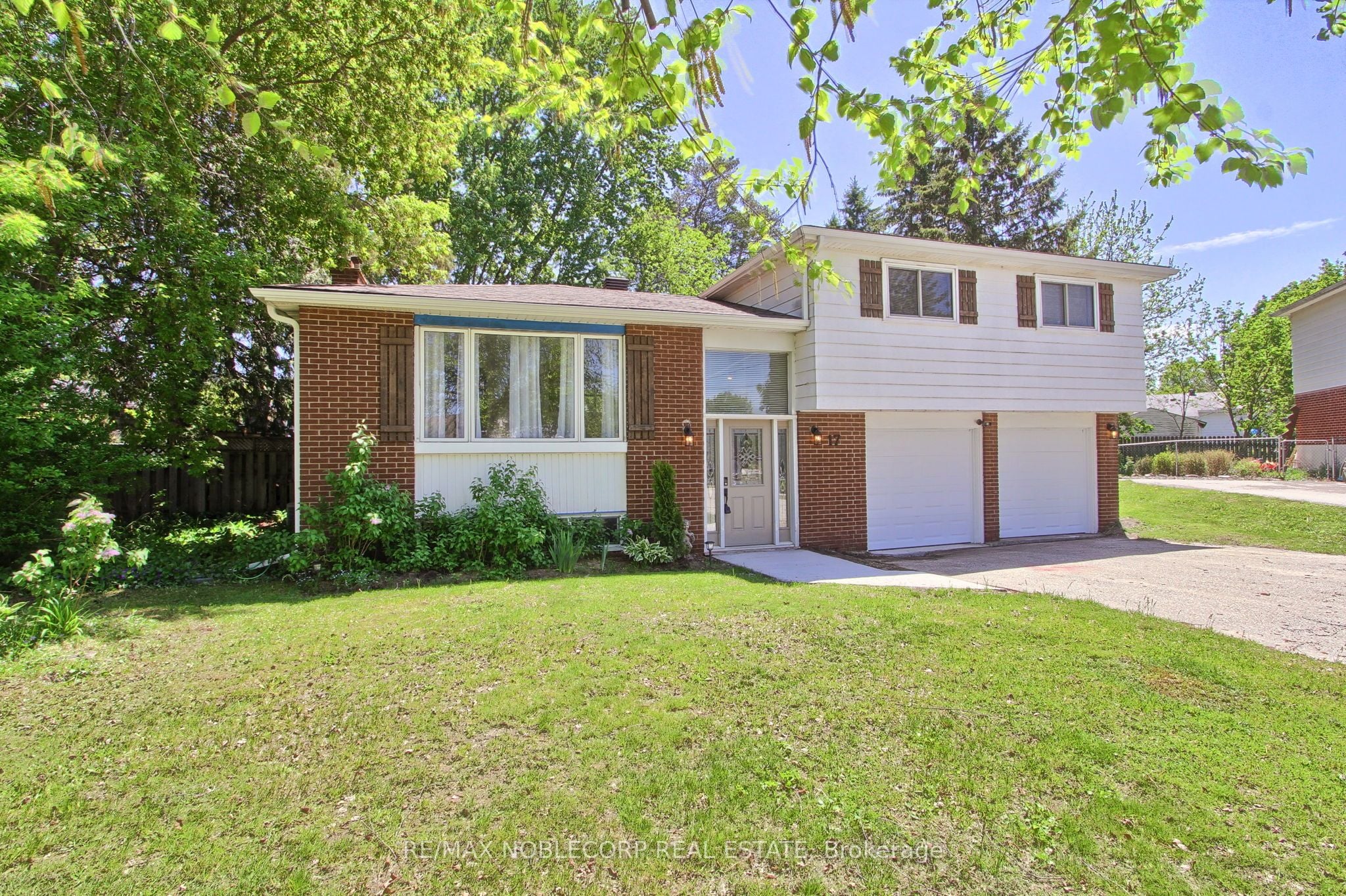 17 Larkdale Crescent, Essa, ON, L0M 1B0 photo 4