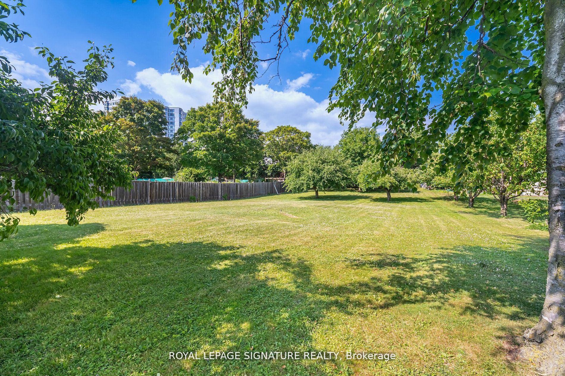 Additional image 2 of 4097 Hickory Drive, Mississauga, ON, L4W 1L1