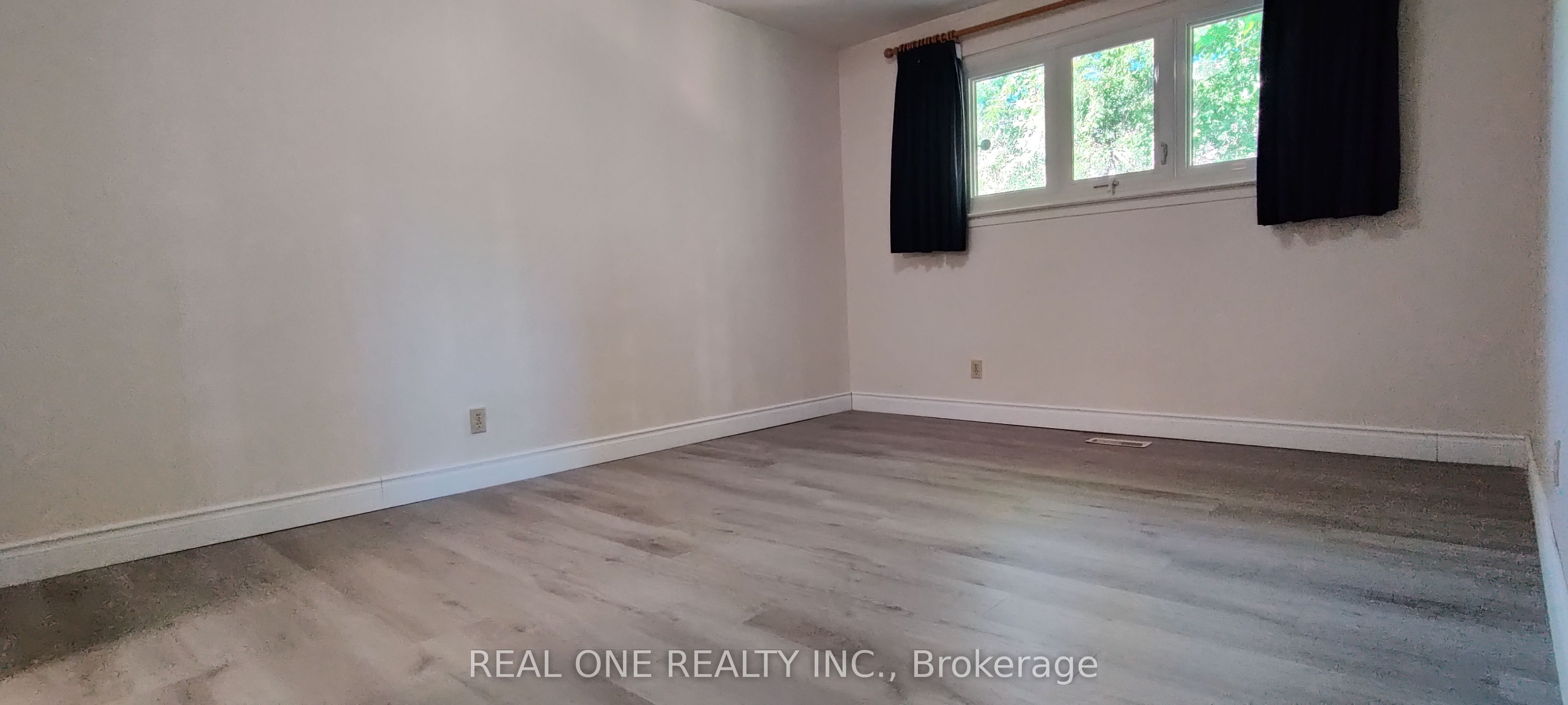 upper-9 Lisburn Crescent, Toronto, ON, M2J 2Z4 photo 4