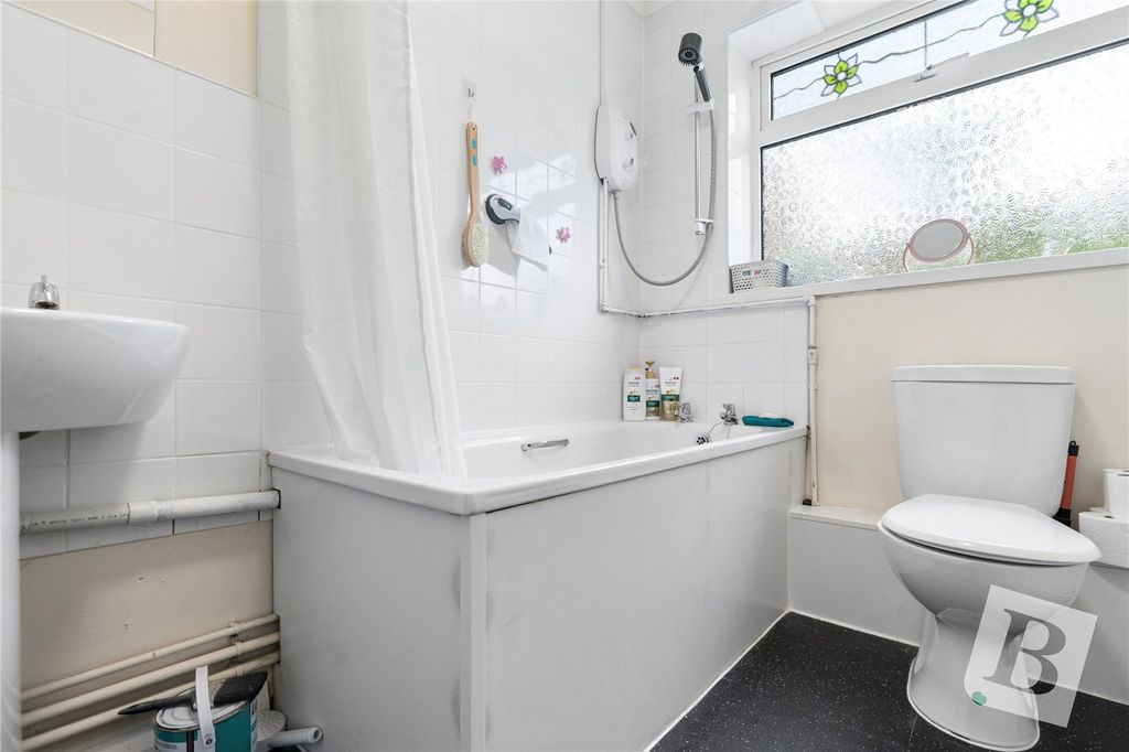 2 bed flat for saleStirling Close, Rainham RM13 photo 4