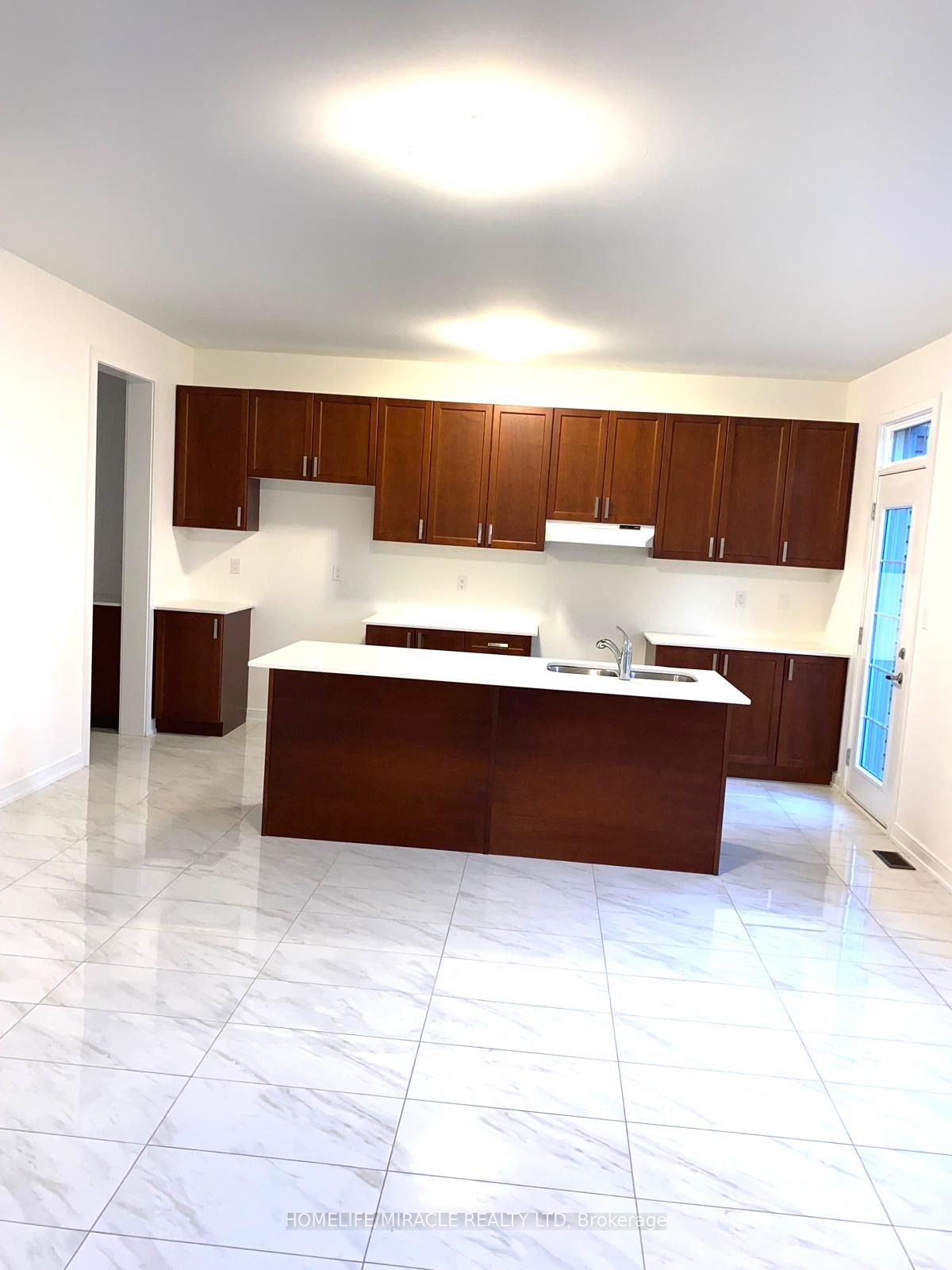 335 Reg Harrison Trail, Newmarket, ON, L3X 0M2 photo 4
