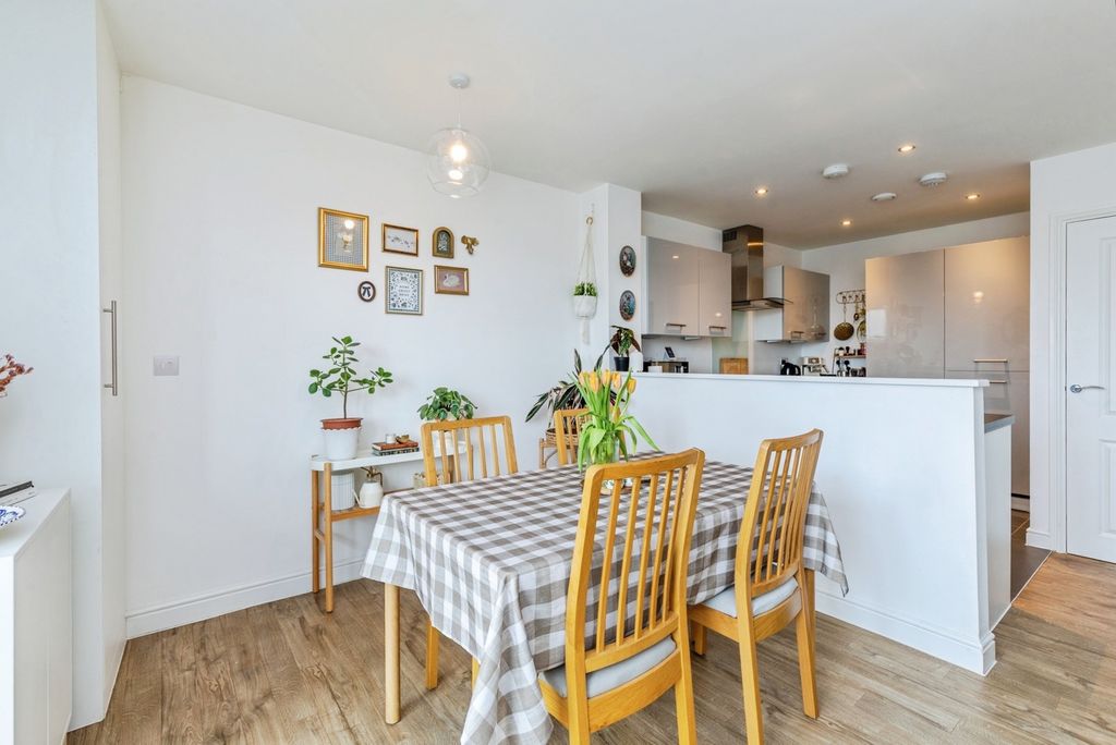 2 bed flat for saleCrusade Way, Rochester, Kent ME2
