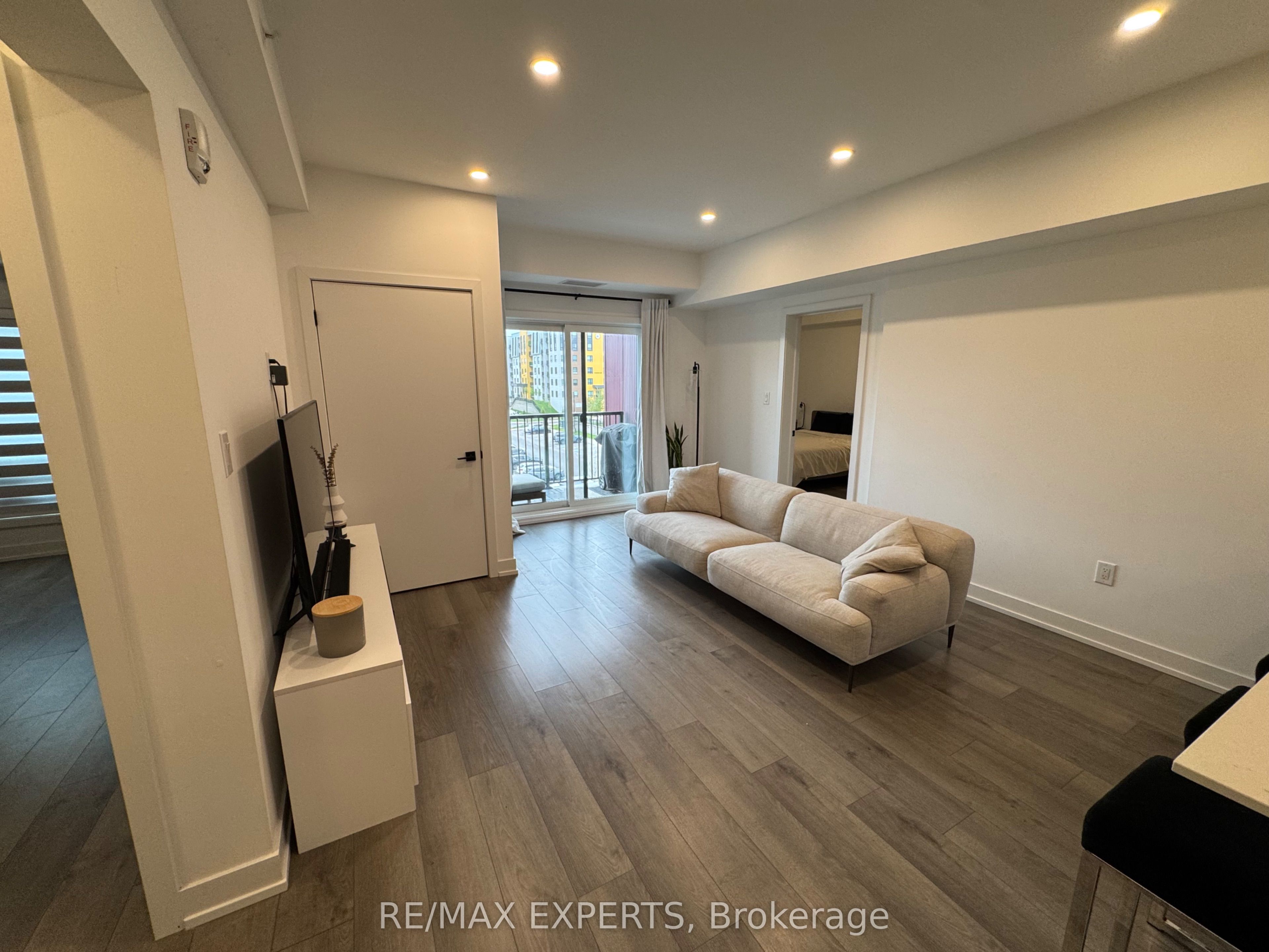 307-4 Spice Way, Barrie, ON, L9J 0M2 photo 2