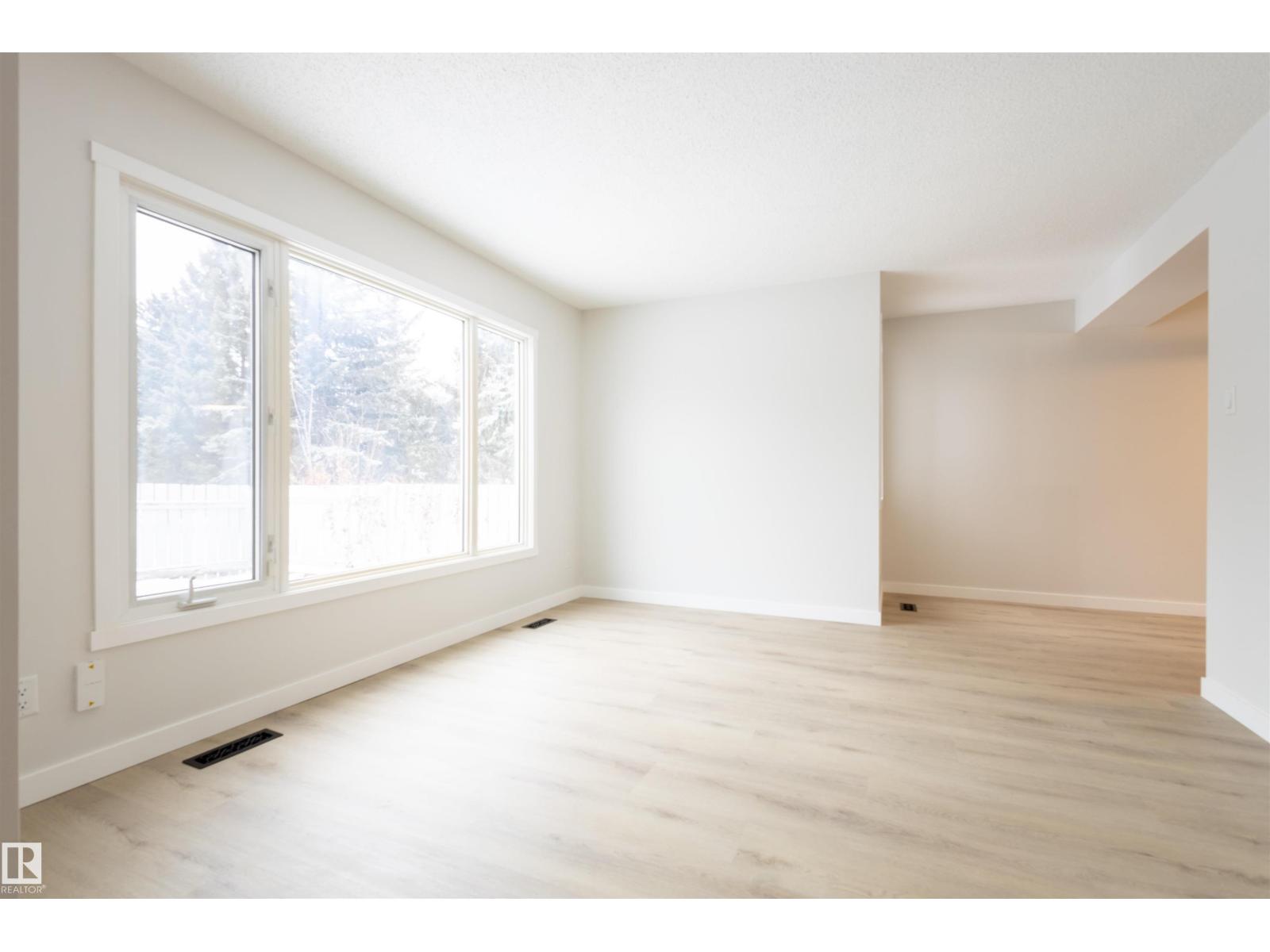 30 Amberly Court NW, Edmonton, AB, T5A2H9 photo 2