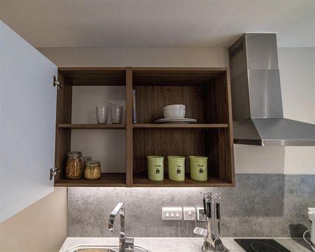 Calton Road, Edinburgh EH8, Studio to rent