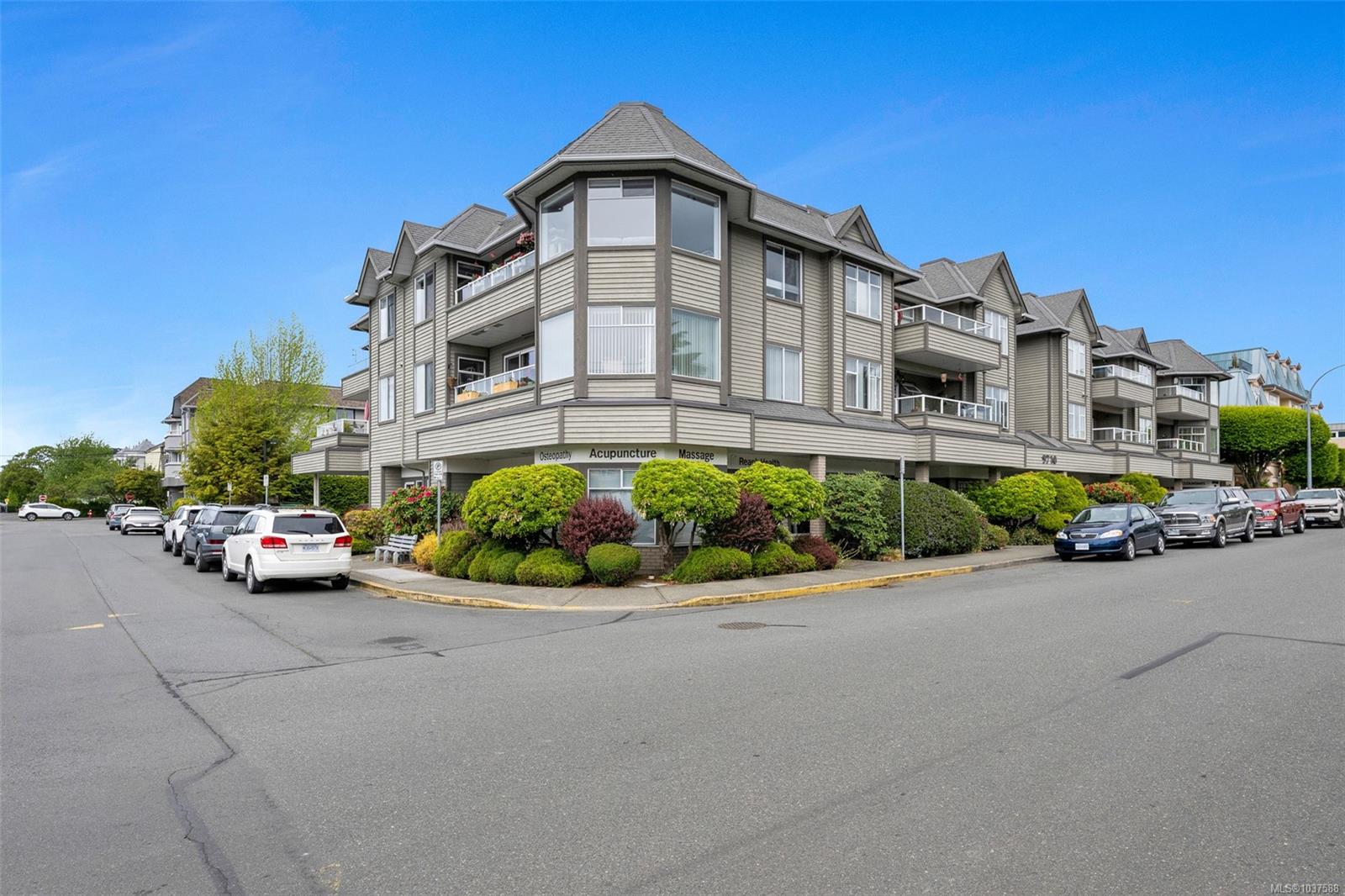 #204-9710 Second Street, Sidney, BC, V8L 3C4