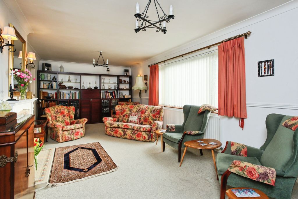 3 bed detached house for saleDerby Close, Tonbridge TN11 photo 5