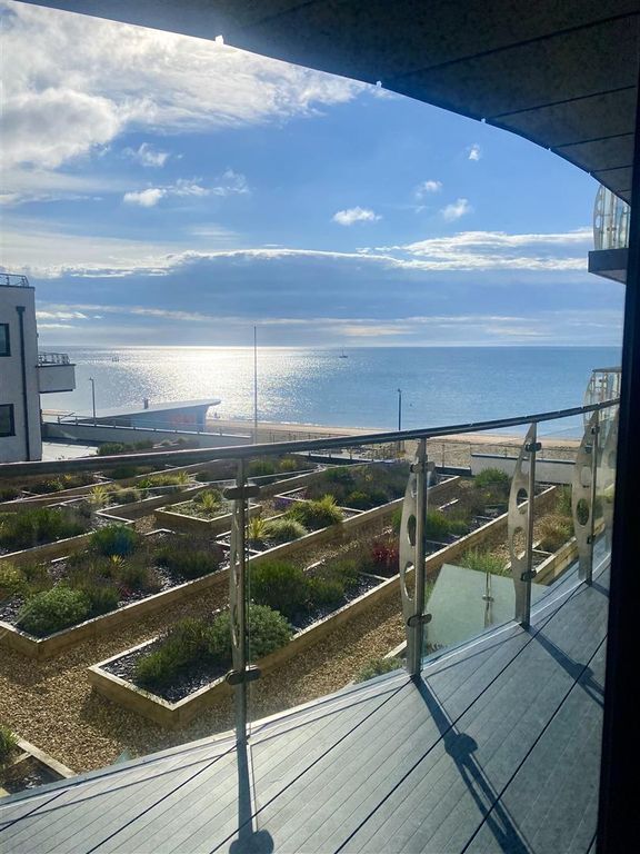2 bed flat for saleThe Sail, 2 Beach Drive, Ramsgate CT11 photo 4