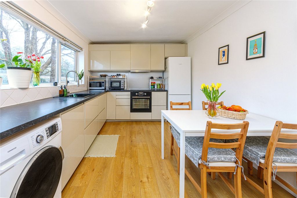 Additional image 6 of 2 bed flat for saleBrook Court, Watling Street, Radlett, Hertfordshire WD7