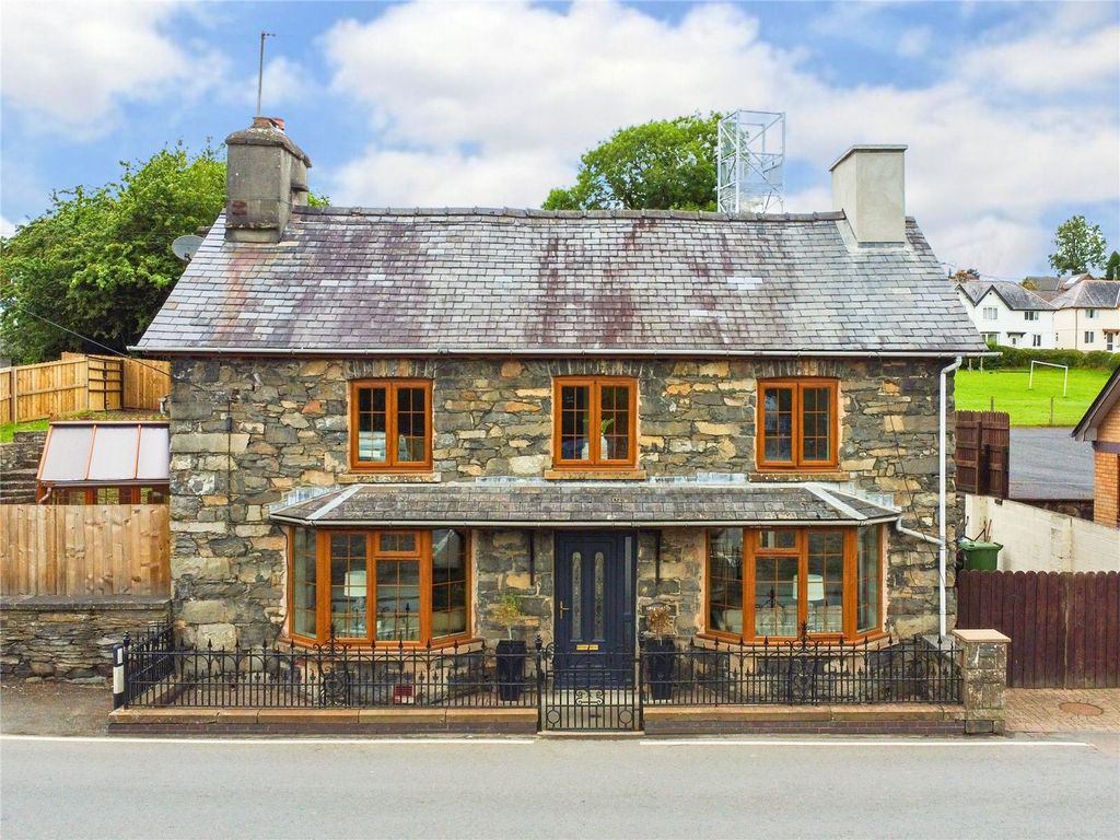 3 bed detached house for saleEast Street, Rhayader, Powys LD6