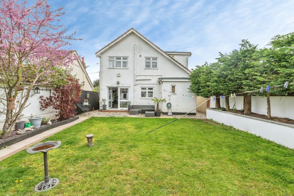 4 bed detached house for saleParsonage Road, Rainham RM13 photo 4