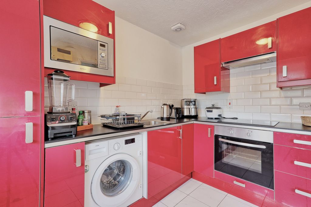 2 bed flat for salePalliser Drive, Rainham RM13 photo 2